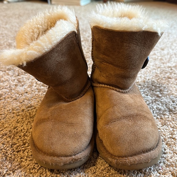 Girls Bailey button ugg short shearling boots size 11 camel color - Picture 2 of 5